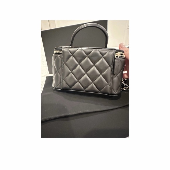 CHANEL Black Quilted Vanity Crossbody with Gold Hardware - Picture 7 of 12